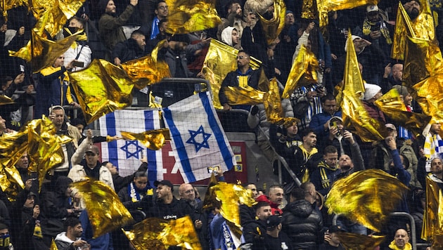 In the night from Thursday to Friday, there had been targeted attacks on Israeli fans after the game at Ajax Amsterdam. (Bild: AFP/ APA/ANP/Robin van Lonkhuijsen)