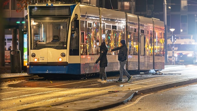 Dozens of mainly young men went on the rampage in the west of Amsterdam on Monday evening, setting off fireworks and throwing them at cars. A streetcar went up in flames. (Bild: AFP/ANP via AFP)