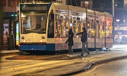 Im Westen der Stadt Amsterdam randalierten am Montagabend Dutzende vorwiegend junge Männer, sie ...