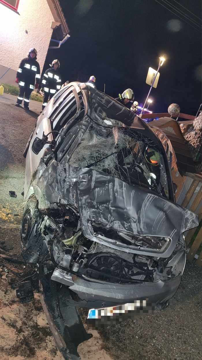 Das Auto kippt auf die Seite, der Mann wurde darunter eingeklemmt.