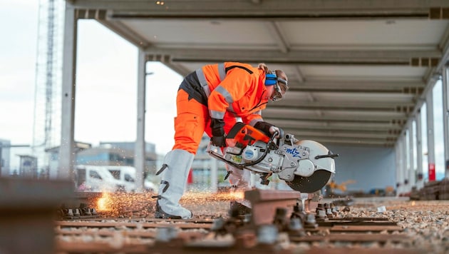 Österreichweit absolvieren rund 2000 junge Menschen eine Lehre bei den ÖBB. Der Gleisbautechnik (Bild) ist eine Ausbildung gewidmet. (Bild: Lukas Leonte)