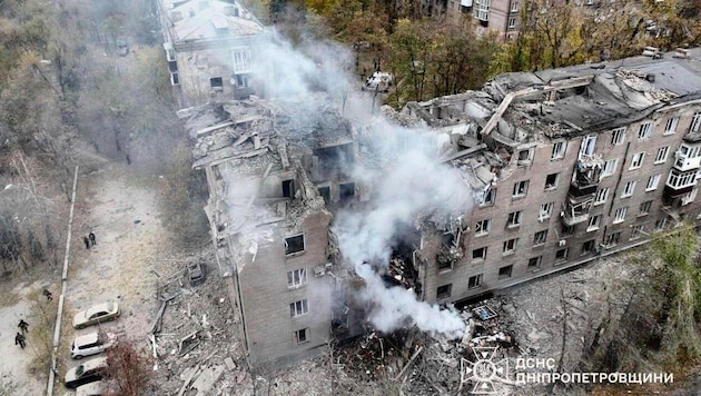 Eine Wohnanlage wurde bei dem russischen Raketenangriff in Kryvyi Rih zerstört – mehrere Kinder und ihre Mutter starben. (Bild: APA/Ukrainian Emergency Service)