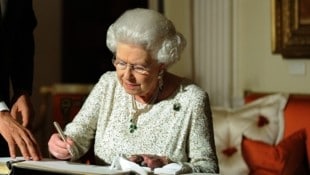 Queen Elizabeth hat 70 Tagelang gewissenhaft Tagebuch geführt.  Jetzt wurde ihr letzter Eintrag bekannt. (Bild: picturedesk.com/JEWEL SAMAD / AFP)