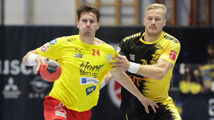 Daniel Dicker in a duel with Andreas Schröder (Bregenz Handball)
