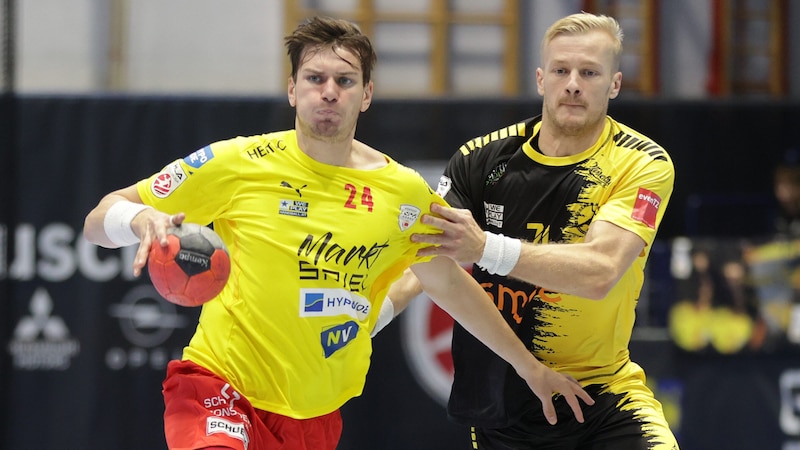 Daniel Dicker im Zweikampf mit Andreas Schröder (Bregenz Handball) (Bild: GEPA pictures)