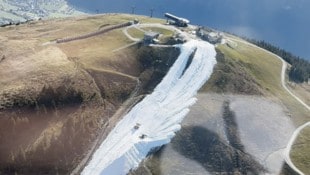 Ein schmales Schneeband im Bezirk Kitzbühel sorgt seit Tagen für Aufsehen im Internet. (Bild: Screenshot/tiktok.com/@nerdbuster)