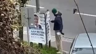 Am helllichten Tag legt dieser Mann im Bereich der Waldeggstraße Hand am FPÖ-Plakat an. (Bild: zVg)