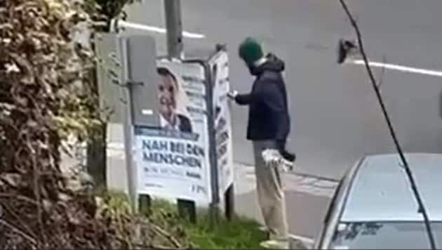 In broad daylight, this man tampers with the FPÖ poster in the Waldeggstraße area. (Bild: zVg)