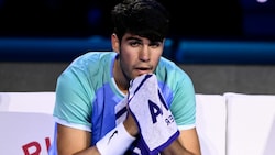 Carlos Alcaraz verlor sein erstes Match bei den ATP Finals. (Bild: APA/AFP/Marco BERTORELLO)