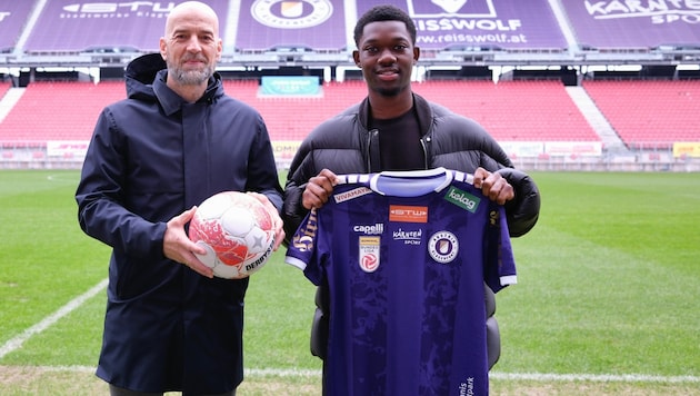 Günther Gorenzel with new signing Denzel Owusu (right). (Bild: Austria Klagenfurt)