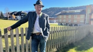 Ernst Fischbacher, Bürgermeister von Ramsau am Dachstein, vor dem Hotel, durch das 2019 die Lawine vom Dachstein donnerte. (Bild: Barbara Winkler)