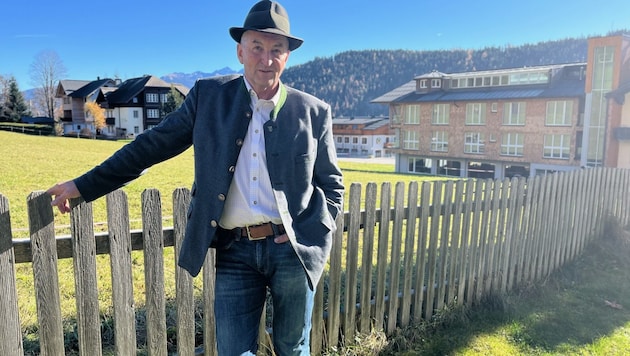 Ernst Fischbacher, Mayor of Ramsau am Dachstein, in front of the hotel through which the avalanche from the Dachstein thundered in 2019. (Bild: Barbara Winkler)