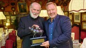 Wachau-Festspiele-Intendant Marcus Strahl überreichte Wolfgang Pampel die „Eiserne Rampensau“.