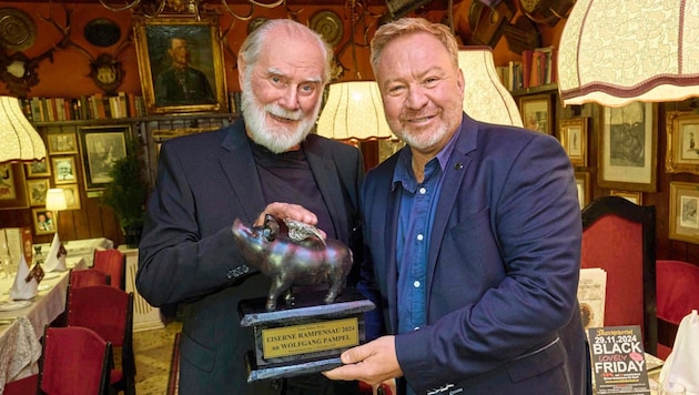 Wachau-Festspiele-Intendant Marcus Strahl überreichte Wolfgang Pampel die „Eiserne Rampensau“. (Bild: Starpix / A. Tuma)