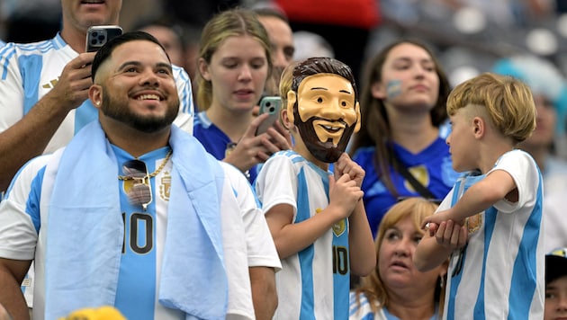 The shirts of Lionel Messi and co. will have to stay at home. (Bild: AFP/APA/JUAN MABROMATA)