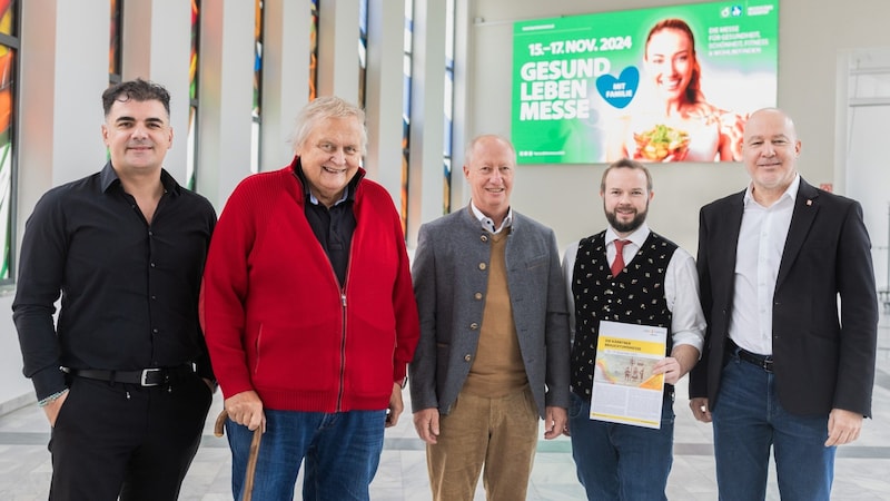 Almir Slamnik (Leitung Marketing & Vertrieb Kärntner Messen), Karl Safron (Präsident KAC Dachverein), Ulfried Wallisch (Wirtschaftskammer Kärnten), Friedrich Schwarz (Land Kärnten, Kultur, Volkskultur) und Bernhard Erler (Geschäftsführer Kärntner Messen) präsentierten das Programm der großen Messe mit Gesund Leben-Messe, Familienmesse, Brauchtumsmesse, Fit & Power-Messe sowie Spirit & Energetik-Messe. (Bild: Kärntner Messen)