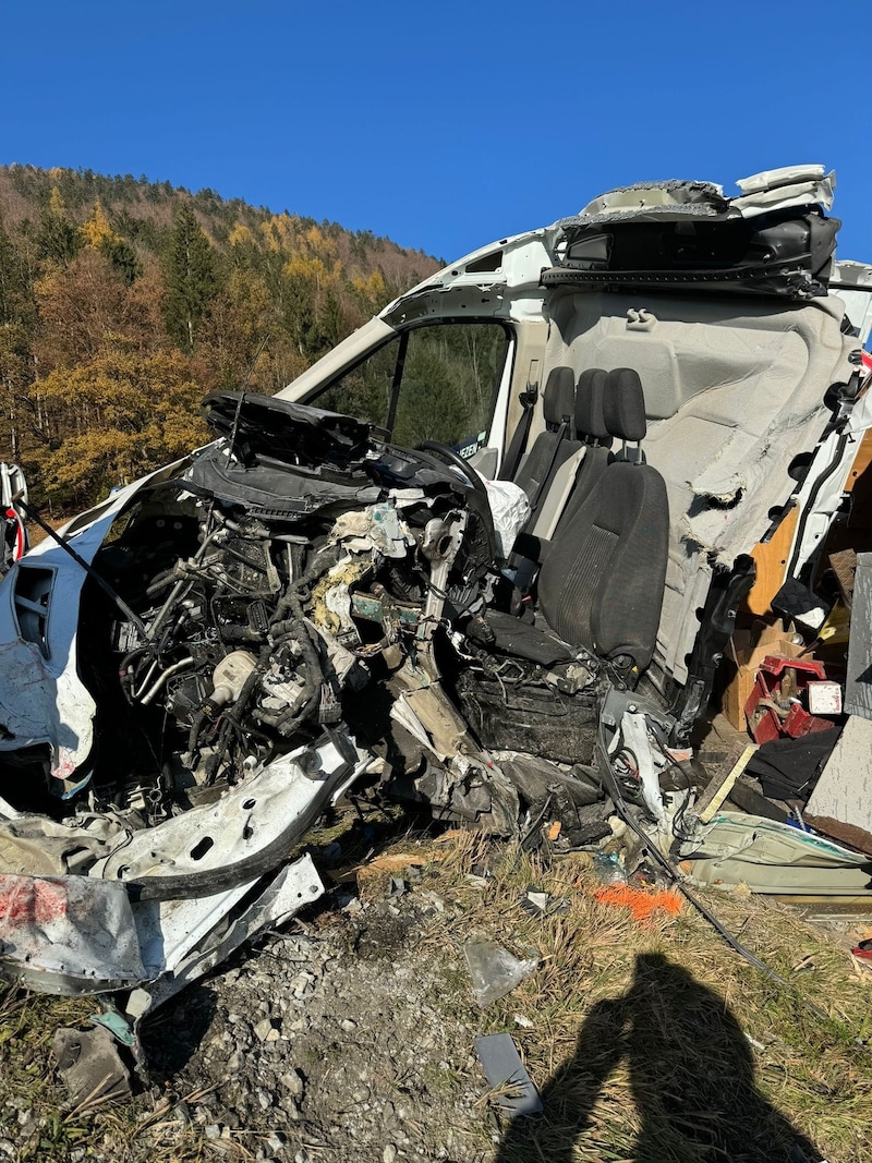 Das Wrack des Klein-Lkw (Bild: FF Wörschach)