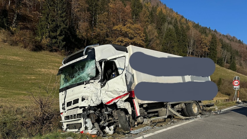 Der Lkw-Chauffeur versuchte noch auszuweichen (Bild: FF Wörschach)