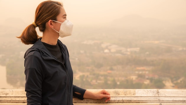 A fine dust mask is recommended for people with serious pre-existing conditions. (Bild: BOY_ANUPONG stock.adobe)