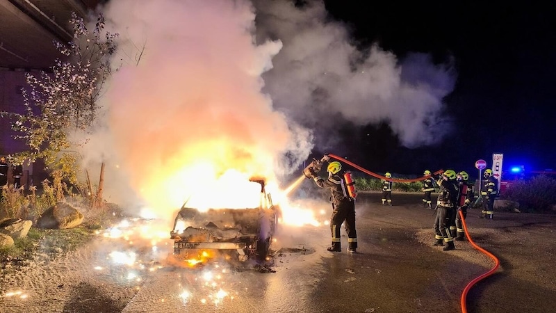 Das betroffene Fahrzeug brannte komplett aus. (Bild: FF Tulln-Stadt)