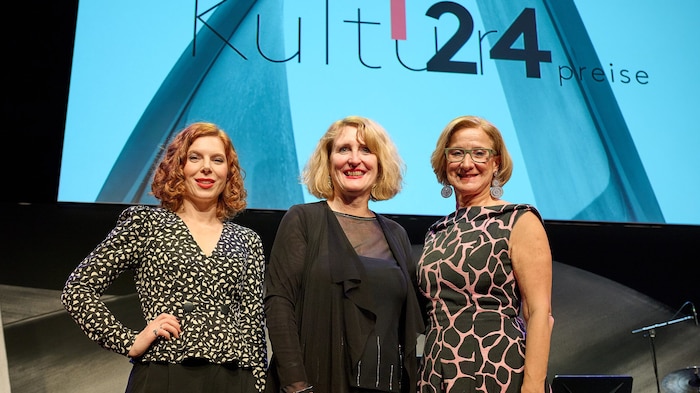 Presenter Teresa Vogl, guest speaker Ulrike Sych and Governor Johanna Mikl-Leitner.