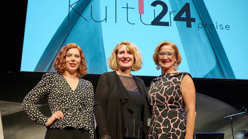 Presenter Teresa Vogl, guest speaker Ulrike Sych and Governor Johanna Mikl-Leitner. (Bild: NLK Pfeiffer)