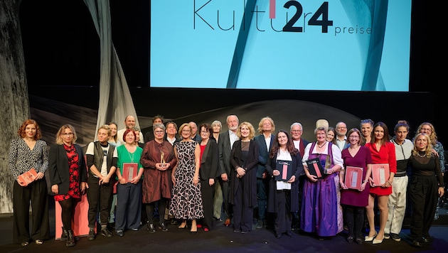 The cultural award winners were delighted to receive the award together with Mikl-Leitner at the Festspielhaus St. Pölten. (Bild: NLK Pfeiffer)