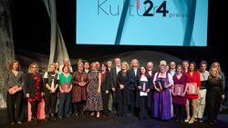 Die Kulturpreisträger freuten sich mit Mikl-Leitner im Festspielhaus St. Pölten über die ...