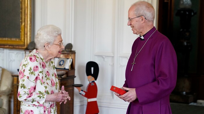 Der Erzbischof von Canterbury mit der mittlerweile verstorbenen Queen Elizabeth. Der Erzbischof ...