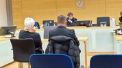 Die Angeklagten beim Prozess, er wurde auf Jänner vertagt. Es gilt die Unschuldsvermutung.