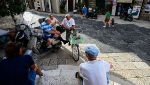 Italiener unterhalten sich auf der Straße in Bari. (Bild: AFP/Piero CRUCIATTI)