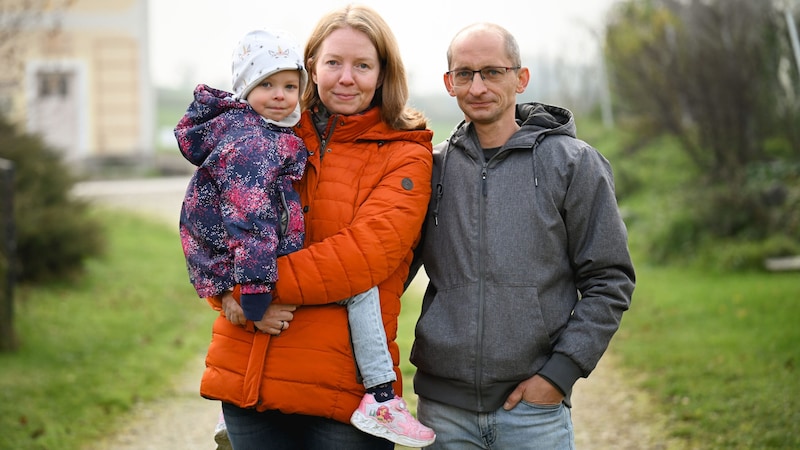 Parents Daniela (33) and Robert (41) with their cancer-stricken but mostly cheerful Melina (Bild: Wenzel Markus/Markus Wenzel)