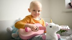 Wenn sie genügend Kraft aufbringt, lenkt sich Melina mit ihren Spielsachen ab. (Bild: Wenzel Markus/Markus Wenzel)