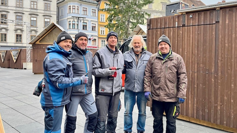 Die 29 Meter hohe Fichte aus Altaussee steht seit einer Woche am Grazer Hauptplatz, die Stände werden dieser Tage aufgebaut. (Bild: Fanny Gasser)