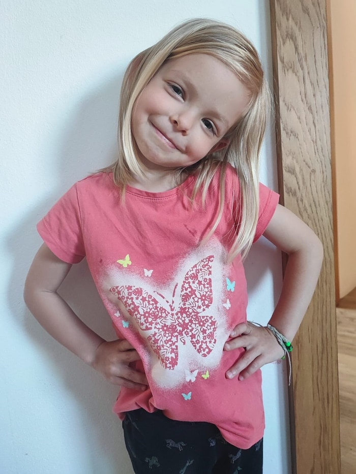 Melina hatte lange, blonde Haare, die ihr leider ausfielen