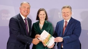 Bürgermeister Michael Ludwig (SPÖ) und Wiens Kammerchef Walter Ruck präsentierten zusammen mit Hotelbesitzerin Sonja Wimmer die dritte Auflage des Green Economy Reports. Dieser zeigt die Potenziale nachhaltiger Stadtplanung. (Bild: Holl Reinhard/Reinhard Holl)