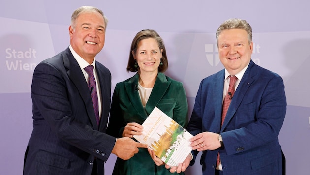 Bürgermeister Michael Ludwig (SPÖ) und Wiens Kammerchef Walter Ruck präsentierten zusammen mit Hotelbesitzerin Sonja Wimmer die dritte Auflage des Green Economy Reports. Dieser zeigt die Potenziale nachhaltiger Stadtplanung. (Bild: Holl Reinhard/Reinhard Holl)