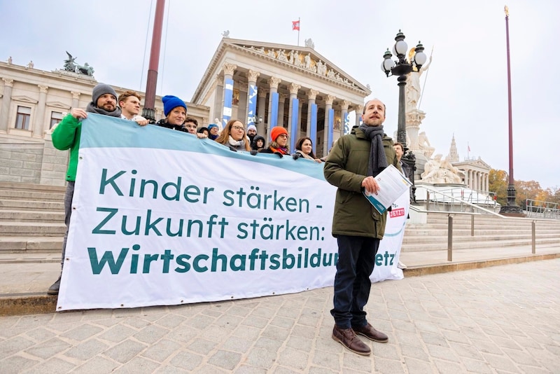 Ein kleine Delegation stellte ihre Forderungen vor (Bild: Marlene Rahmann)