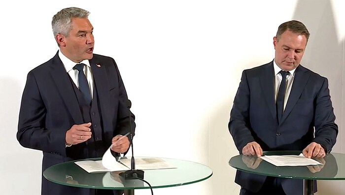 Bundeskanzler Karl Nehammer und SPÖ-Chef Andreas Babler wollen die Sondierungen nun mit den NEOS ...