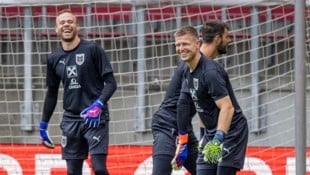 Patrick Pentz (vorne rechts) erwartet gegen Kasachstan ein herausforderndes Spiel.  (Bild: GEPA/GEPA pictures)