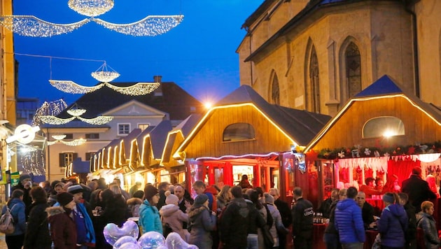 The town center gets in the mood for the upcoming festivities. (Bild: Rojsek-Wiedergut Uta)