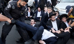 Ultraorthodoxe Juden demonstrieren gegen die Regeländerungen.