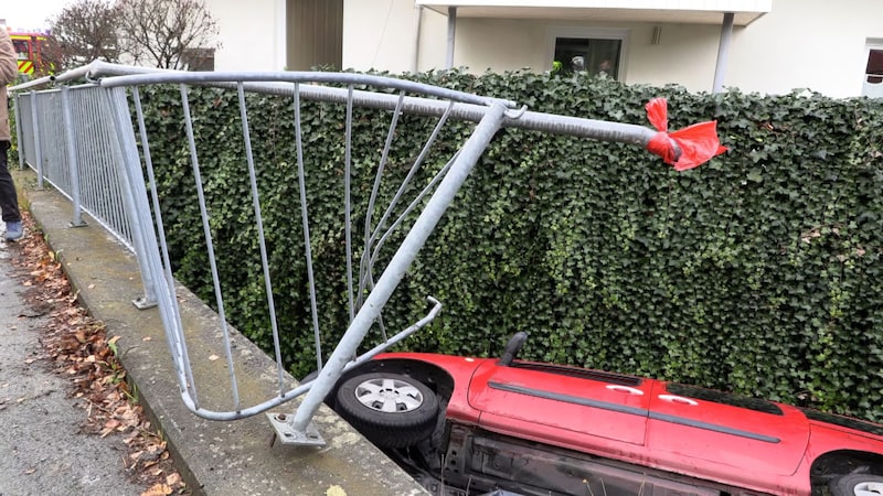 Das Brückengeländer hielt nicht Stand. (Bild: Maurice Shourot)