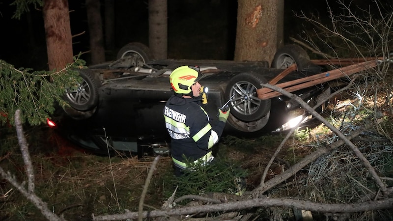 Die Feuerwehr im Unfall-Einsatz (Bild: Thomas Zeiler)