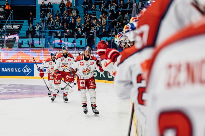 Mario Huber (M.) und die Bulls durften sich zu Recht in Finnnland feiern lassen. (Bild: 2024 EC Red Bull Salzburg)