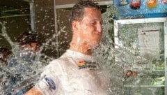 Michael Schumacher feierte 1994 in Adelaide unter der Champagner-Dusche. (Bild: picturedesk.com/Melchert Harry / dpa / picturedesk.com)