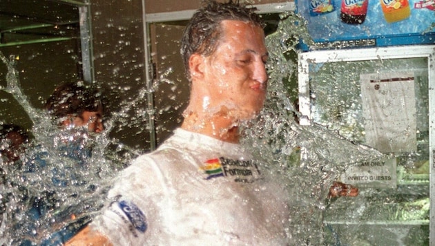 Michael Schumacher celebrating under the champagne shower in Adelaide in 1994. (Bild: picturedesk.com/Melchert Harry / dpa / picturedesk.com)