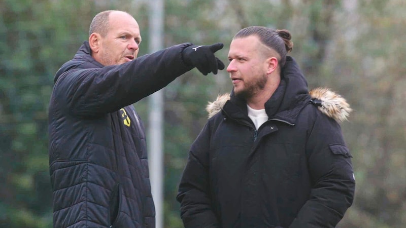 U18-Teamchef Martin Scherb (li.) beim Lokalaugenschein mit der „Krone“ in Eisenstadt. (Bild: Reinhard Judt)