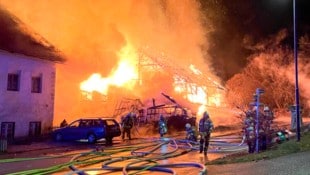 Binnen kürzester Zeit stand der Stall in Vollbrand. (Bild: Zeitungsfoto.at, Krone KREATIV)