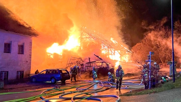 The barn was fully engulfed in flames within a very short time. (Bild: Zeitungsfoto.at, Krone KREATIV)